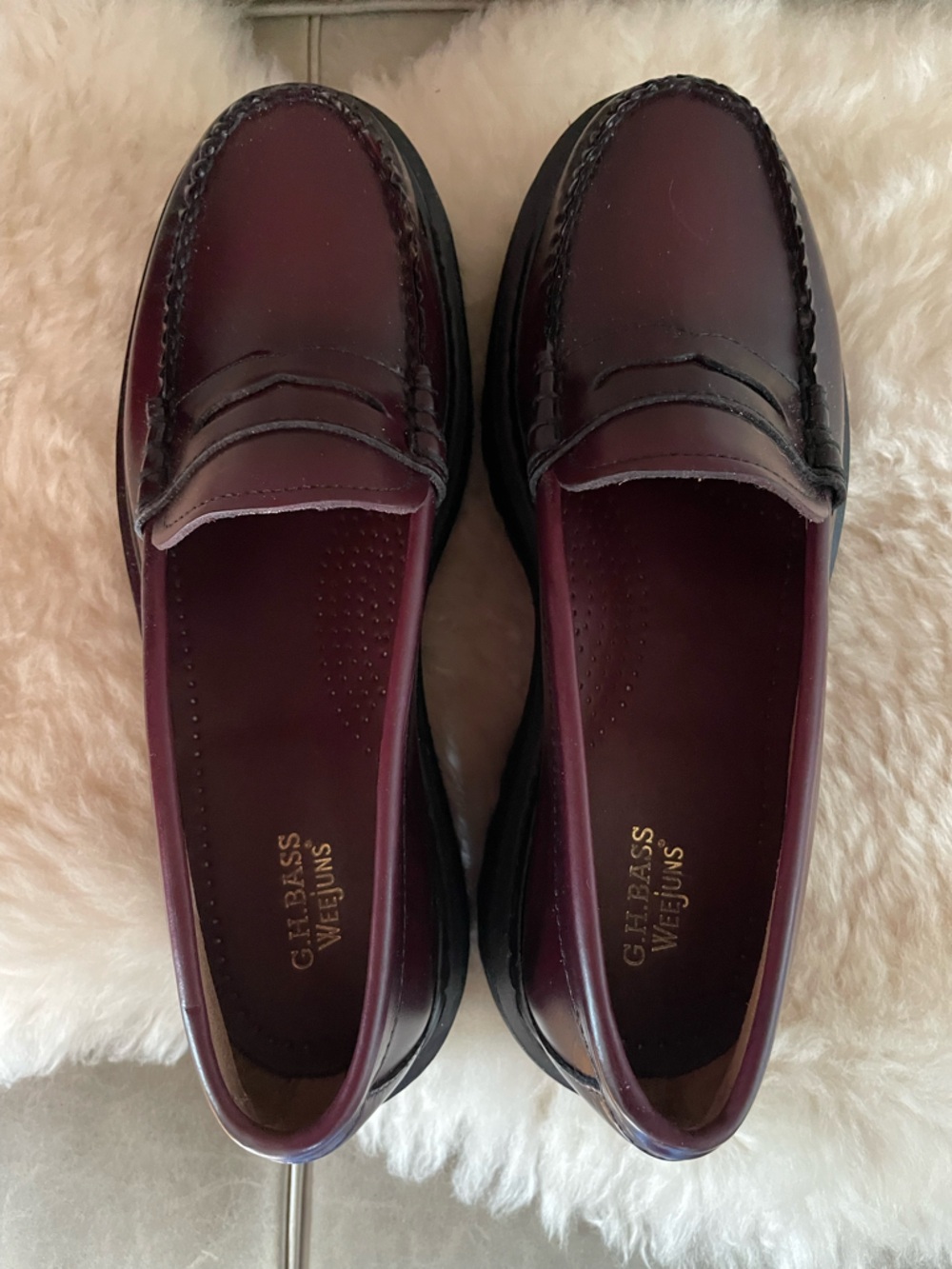 GH Bass Women’s Burgundy Leather Penny Loafers with Platform Lug Sole Sz W 10 - Picture 3 of 6